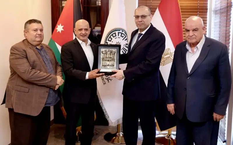 تجارة الأردن تكرم السفير المصري تقديرا