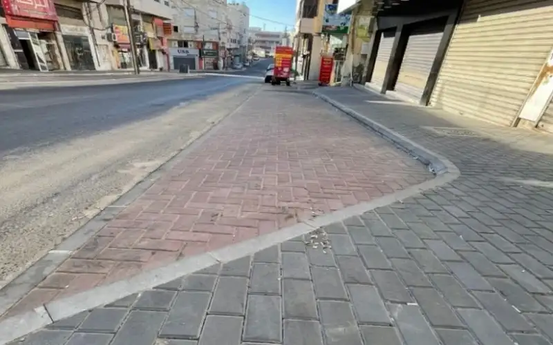 أمانة عمان تنفذ مبادرة لتأهيل الأرصفة