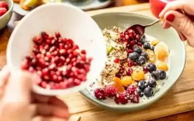 أطعمة مذهلة تعزز قوة الدماغ ..
