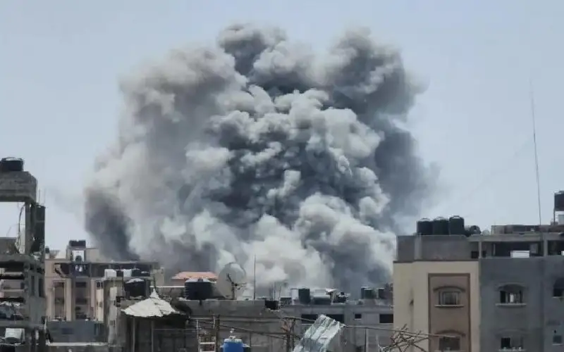 شاهد.. الاحتلال يقصف فريق تأمين المساعدات