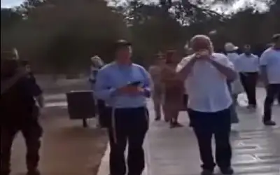 شاهد.. مستوطنون يقومون بالنفخ بالشوفار في