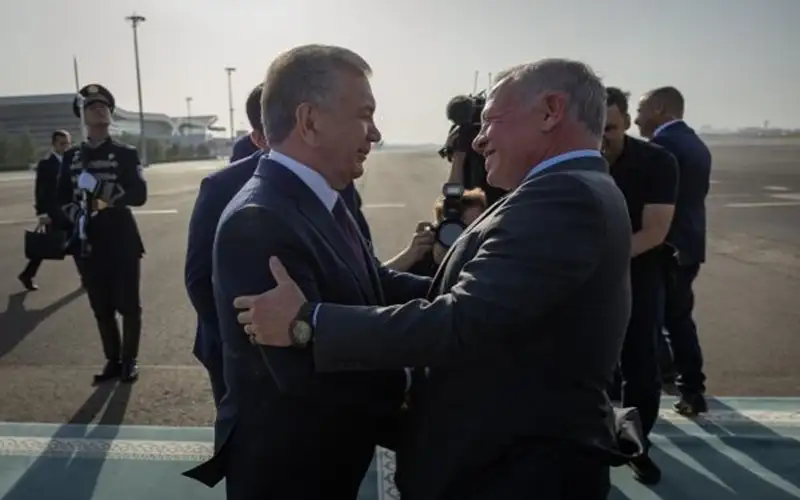 الملك يصل سمرقند .. والرئيس الاوزبكي