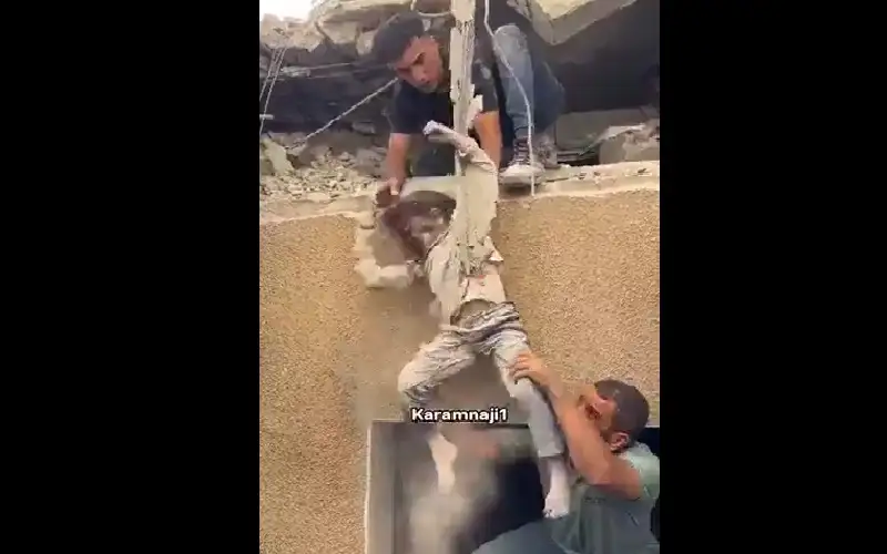 طفلة عربية مسلمة..