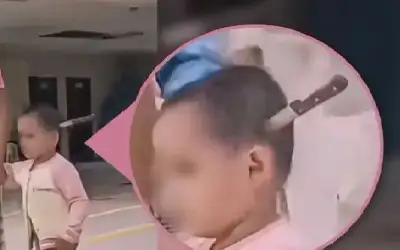واقعة مثيرة للذهول.. أم تطعن ابنتها