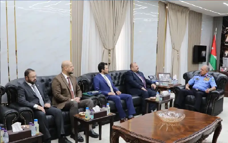 اللواء المعايطة يلتقي وفدا من وزارة