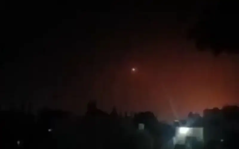 غارات إسرائيلية تستهدف مواقع عسكرية في