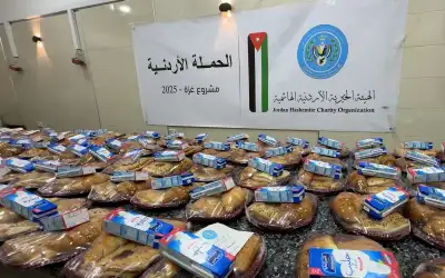 الحملة الأردنية توزع وجبات الإفطار على