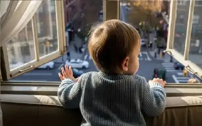 أثناء نوم والدته.. رضيع يتسلل للنافذة