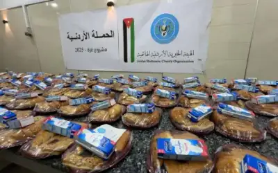 الحملة الأردنية والهيئة الخيرية توزعان 700