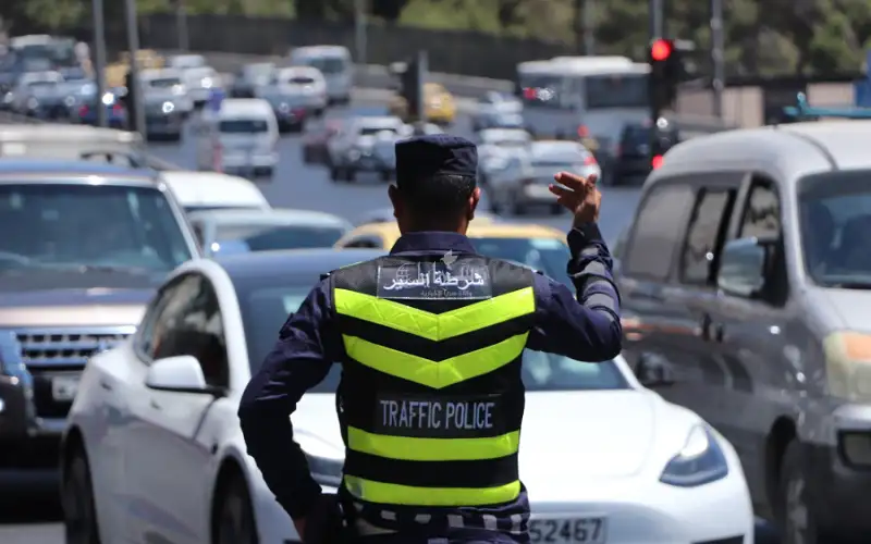 ضبط حدث يقود مركبة برفقة 5