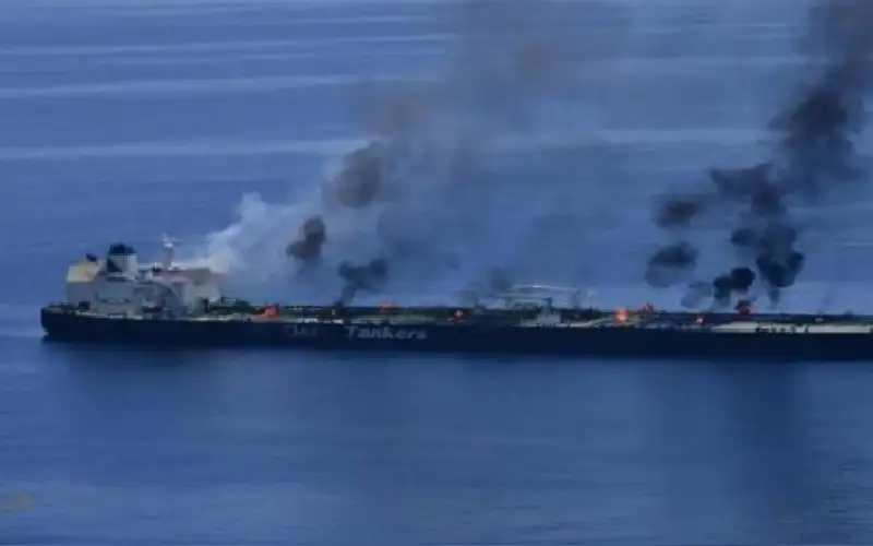 القوات المسلحة اليمنية تستهدف سفينة نفط