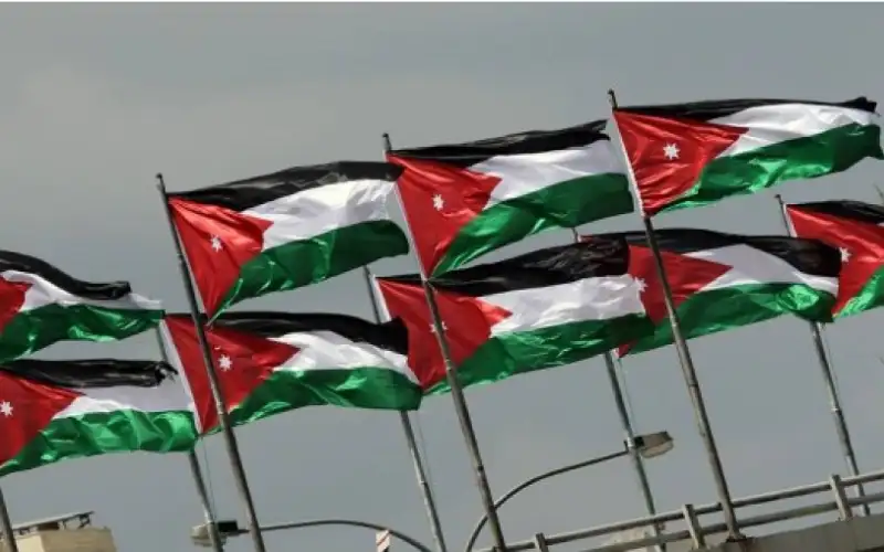 أمانة عمان: سارية العلم إلزامية فقط