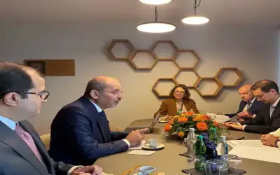 وزير الخارجية يعقد مباحثات مع نظيرته