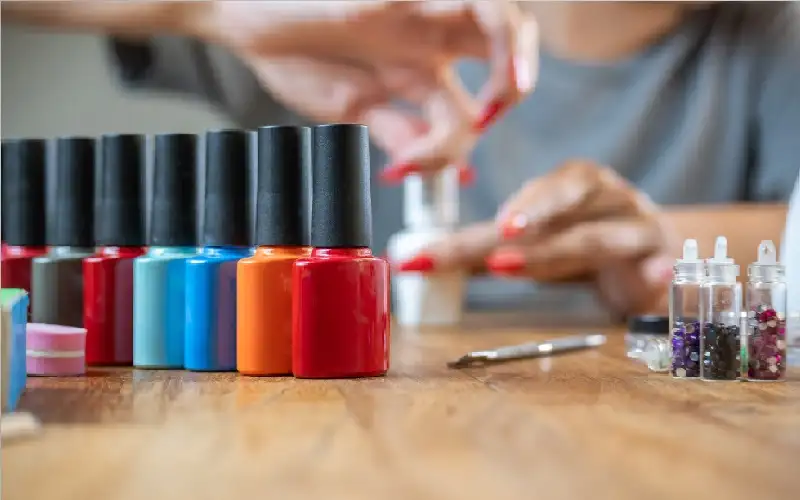 الغذاء والدواء تقرر سحب طلاء الأظافر