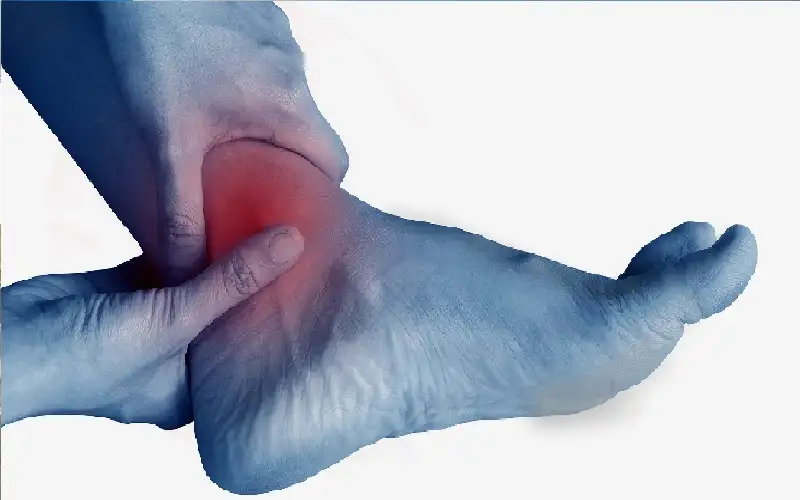 أعراض تصاحب تورم الكاحل تنذر بخطر