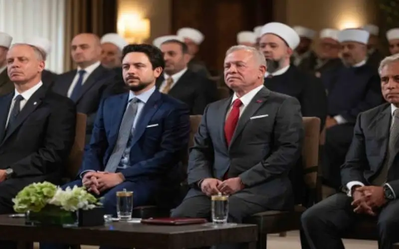 الملك وولي العهد يتلقيان برقيات تهنئة