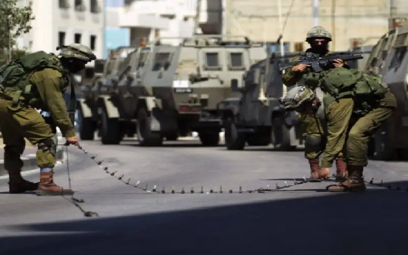 الاحتلال يفتش منازل وينصب حواجز عسكرية