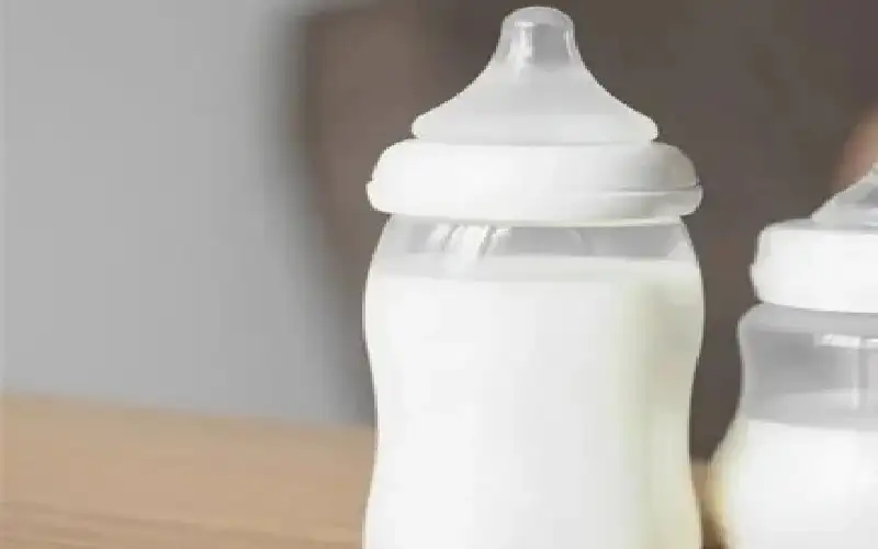 دراسة: حليب الأم يضبط الساعة البيولوجية