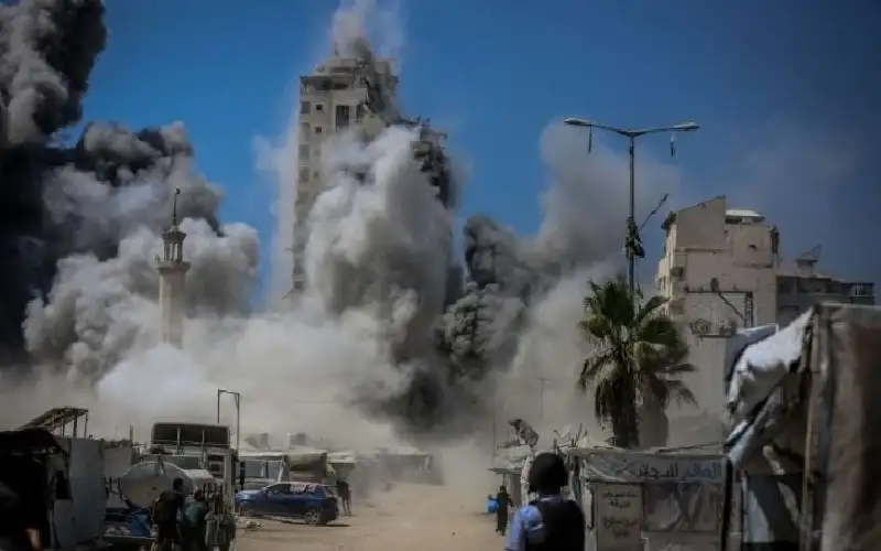 يضم 60 شقة ويقطنه مئات النازحين..