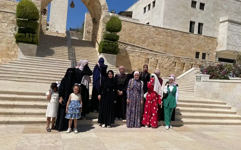 زيارة إلى منطقة أهل الكهف لشابات