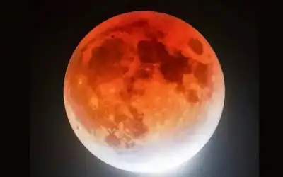 القمر الأحمر يضيء سماء الأردن غدا