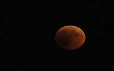 خسوف قمري كلي نادر يزين سماء