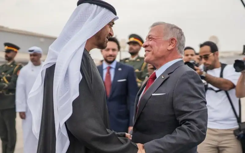 الملك ورئيس الإمارات يبحثان في أبوظبي