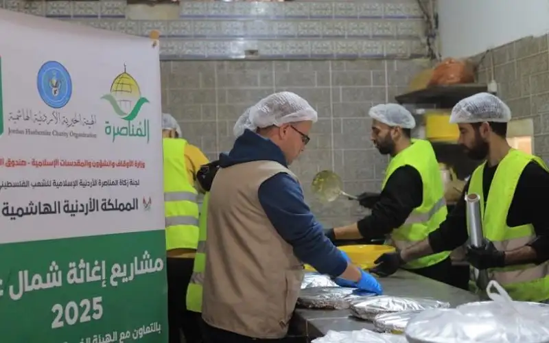 “الخيرية الهاشمية”: توزيع وجبات ساخنة في