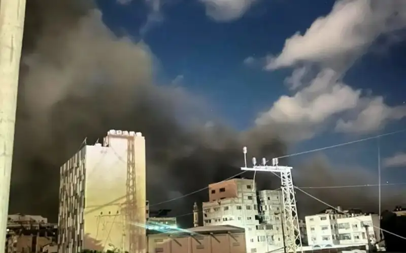 الاحتلال يدمر برج السلام وسط مدينة