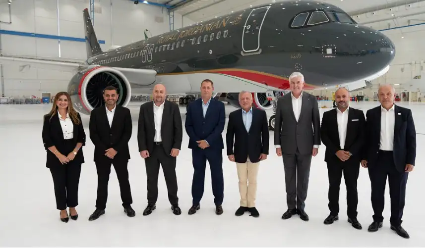 الملك يفتتح مبنى “هنجر 7” للشركة