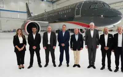 الملك يفتتح مبنى “هنجر 7” للشركة