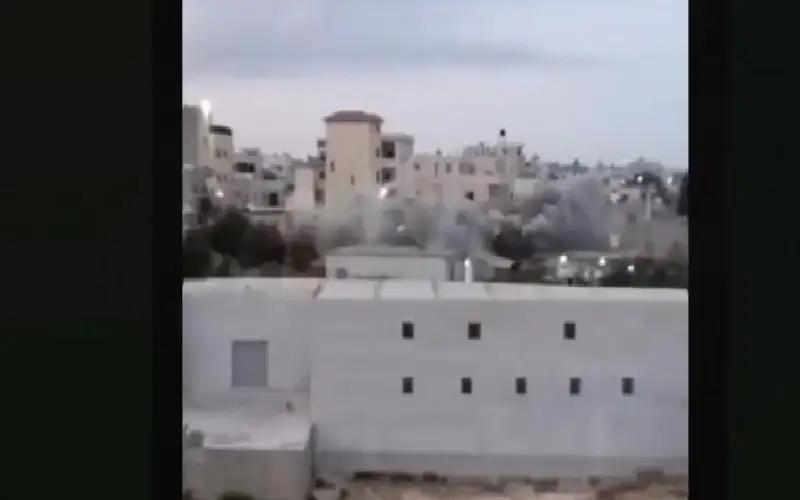 قوات الاحتلال تفجر منزل الأسير ثابت