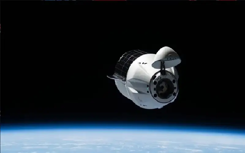 ثم نسمع خطط العيش والسياحة خارج