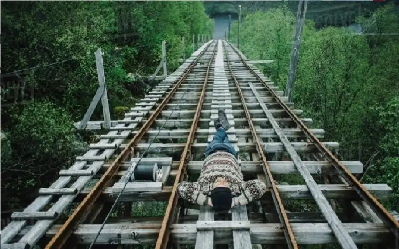 شاهد هوس الخرف الاجتماعي.. هندي يخاطر