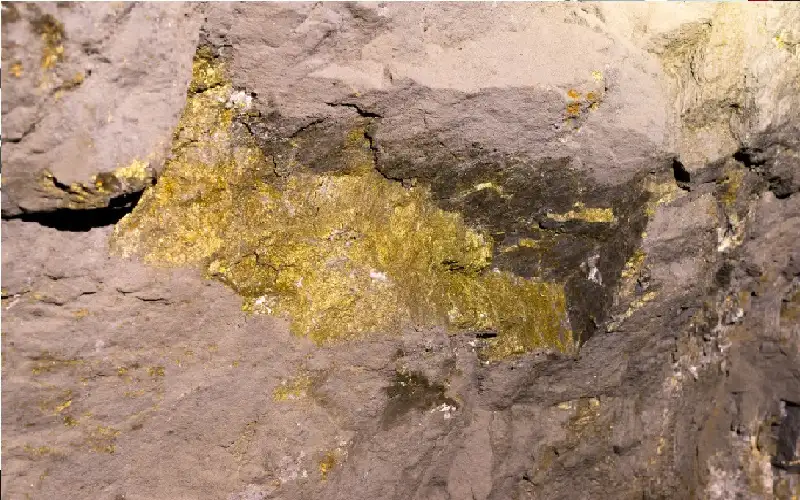 توقيع أول اتفاقية تنفيذية لاستغلال خامات