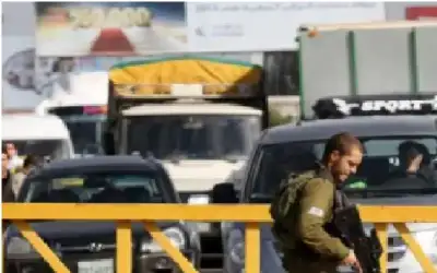 الاحتلال يشدد إجراءاته العسكرية عند حاجز