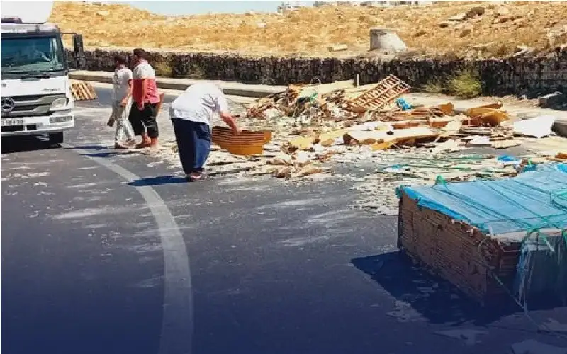 سقوط حمولة شاحنة يتسبب بأزمة خانقة