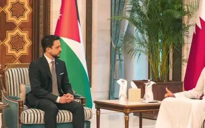 ولي العهد يؤكد لأمير قطر تضامن