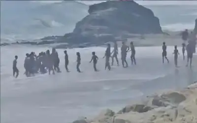 إسبانيا: سلسلة بشرية تنقذ طفلا من