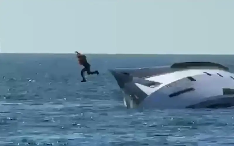 غرق يخت بمليون دولار بعد 15