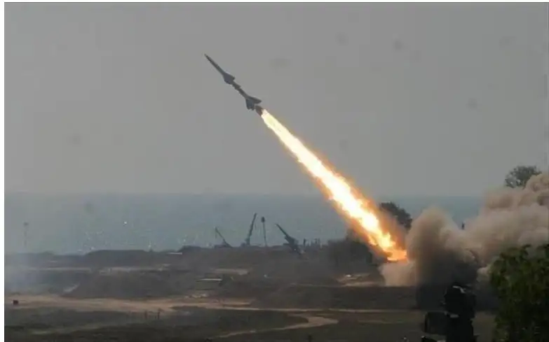 بصاروخ فرط صوتي متعدد الرؤوس.. الحوثيون