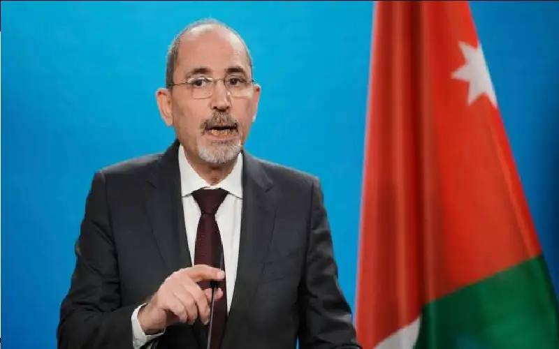 الصفدي يجدد هاتفيا لنظيرته البريطانية إدانة