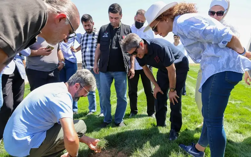 وزير الشباب يتفقد مشروع المستنبت الزراعي