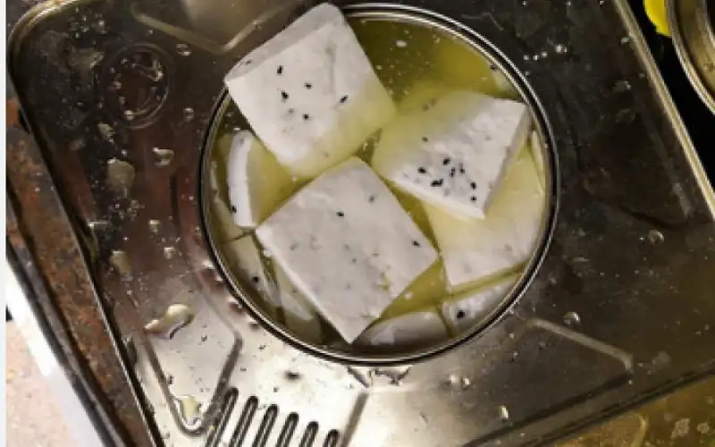 إتلاف 5 أطنان أجبان غير صالحة