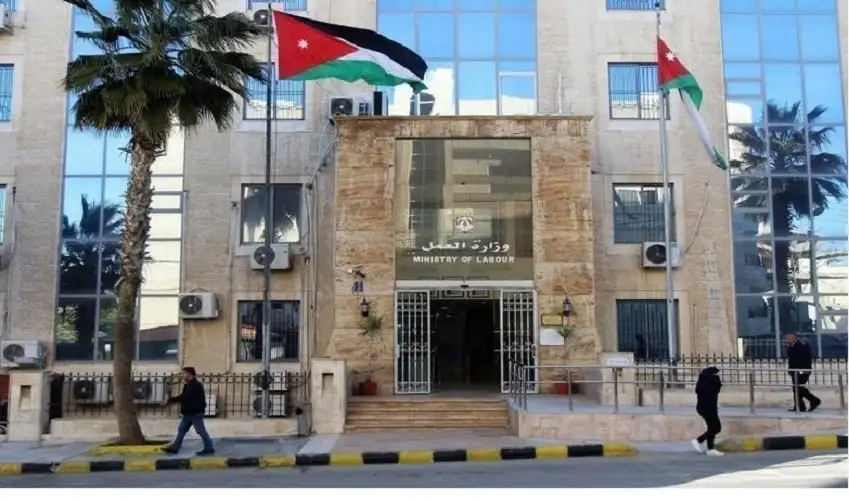 العمل تتعامل مع 31 نزاعا عماليا