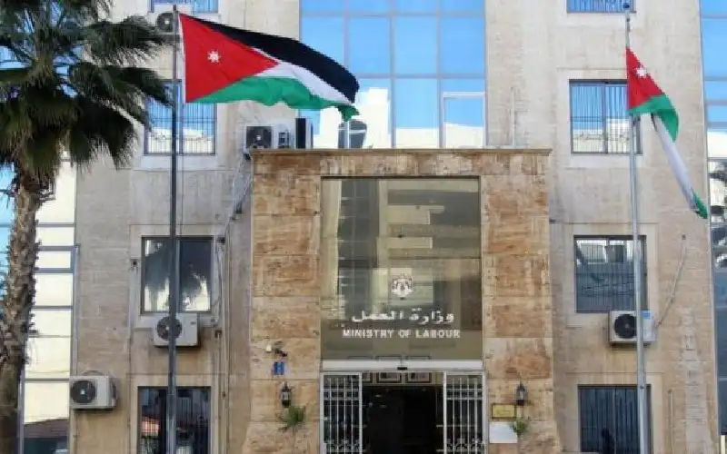 العمل: حل 30 نزاعا عماليا منذ