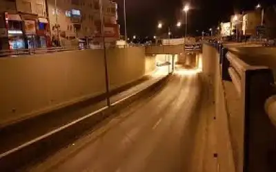 شخص يطعن نفسه بالشارع العام في