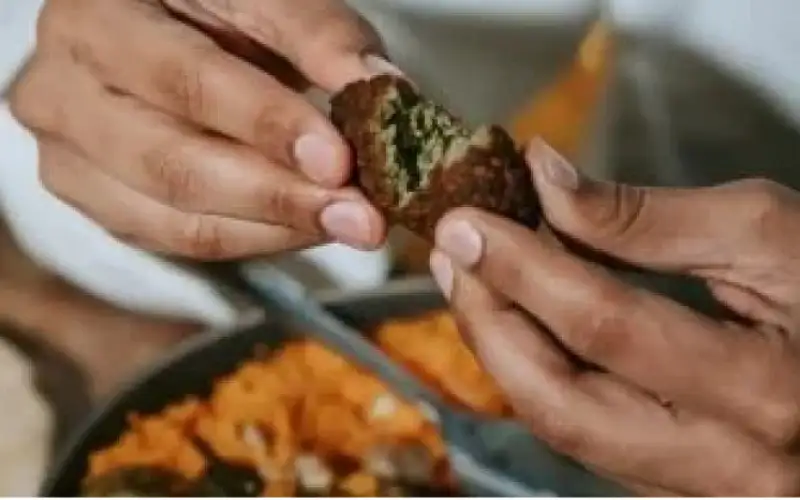 الأكل باليدين يجعلك أكثر سعادة ويخفف