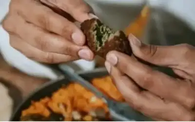 الأكل باليدين يجعلك أكثر سعادة ويخفف