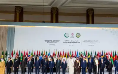 قمة الدوحة تدعو إلى مراجعة العلاقات